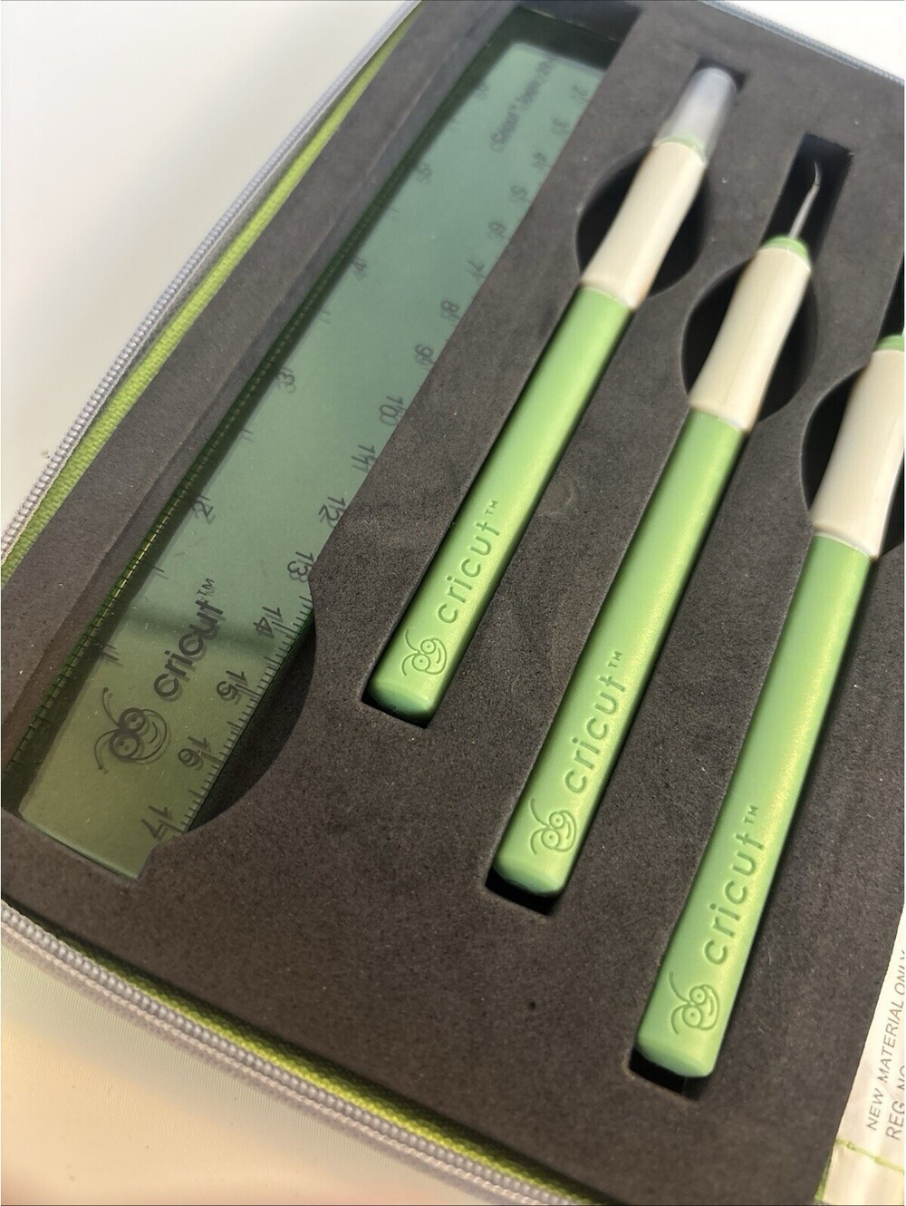CRICUT Die Cut 7 Piece Crafting Tool Kit in Storage Carrying Case - Picture 4 of 6